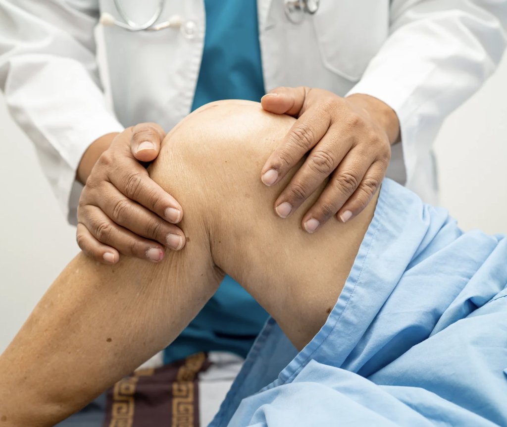 DrJeffPadalecki's tweet photo. Unsure about your orthopedic treatment plan for a shoulder, knee, or hip injury? Getting a #secondopinon helps you weigh conservative care against surgery, giving you total confidence before moving forward. Learn more ➡️ https://t.co/SElB60JDqY #patientcare #patienthealth https://t.co/rCxPFU3ODG
