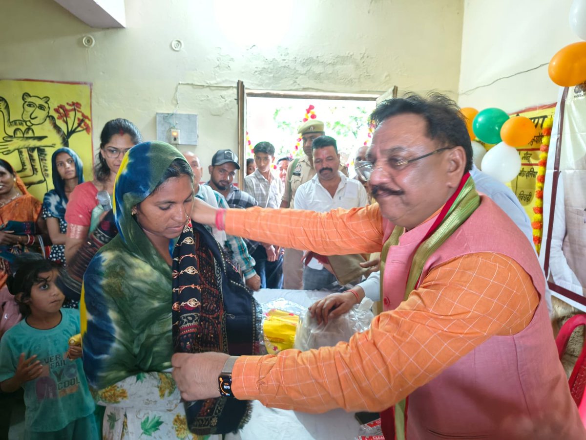BDOpowayanspn's tweet photo. सेवा संकल्प कार्यक्रम के अंतर्गत श्री मिथिलेश कठेरिया माननीय सांसद राज्यसभा भारत सरकार एवं श्रीमती नीलम देवी माननीय ब्लॉक प्रमुख पुवायां शाहजहांपुर द्वारा प्रतिभाग किया गया जिसमें लाभार्थियों को प्रमाण पत्र वितरित किए गएl https://t.co/3lsqa9MECh