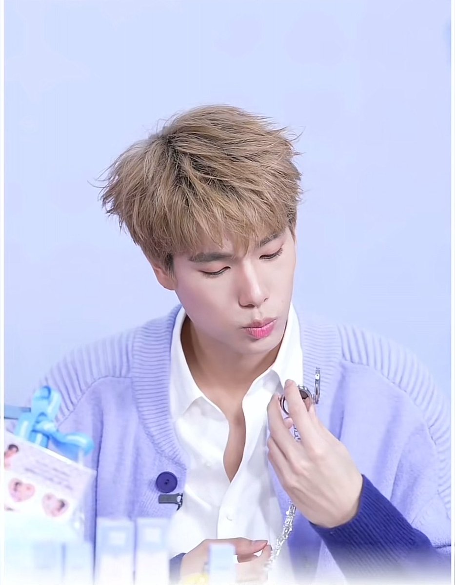 _winnietheCAT's tweet photo. 🪞😽 mirror mirror who is the cutest cat in the world 

PHUWIN WITH MAMI LIVE
#MamixPhuwinLIVE 
#phuwintang @phuwintang https://t.co/cmesI7eYzD