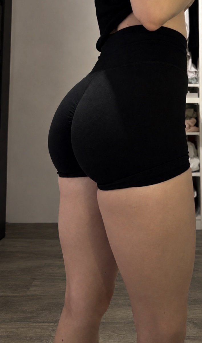 Julcia_zb's tweet photo. Wasza Pani jeszcze w pracy, więc trzymajcie fote w seciku z siłowni czyli to co lubicie najbardziej pieski 
#findom #femdom #dojenie #pies #uległy https://t.co/6NzNlhmb2K