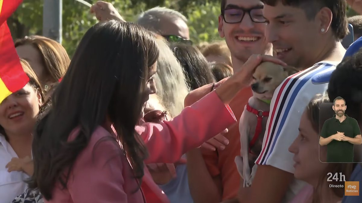 CGSobrin's tweet photo. Una pareja gay llevándole el chihuahua a la reina Letizia para que se lo bendiga. Costumbrismo. https://t.co/88OrMD3n2B