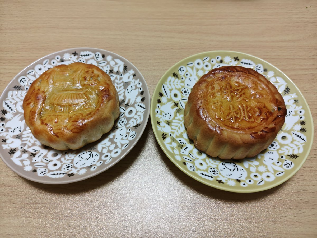 BF_gure's tweet photo. 夜の散歩してみたんですが残念ながら、曇っててお月さまはちらりとしか見えませんでした💦

渋々、帰って月餅を食べることに。
月餅は黒餡のやつが甘々で美味しかったです！！生地も固めでパイを食べてる感じ！木の実がたくさん入ってる方もうめかった...。 https://t.co/MGKPqlWmb4