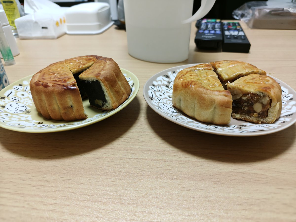 BF_gure's tweet photo. 夜の散歩してみたんですが残念ながら、曇っててお月さまはちらりとしか見えませんでした💦

渋々、帰って月餅を食べることに。
月餅は黒餡のやつが甘々で美味しかったです！！生地も固めでパイを食べてる感じ！木の実がたくさん入ってる方もうめかった...。 https://t.co/MGKPqlWmb4