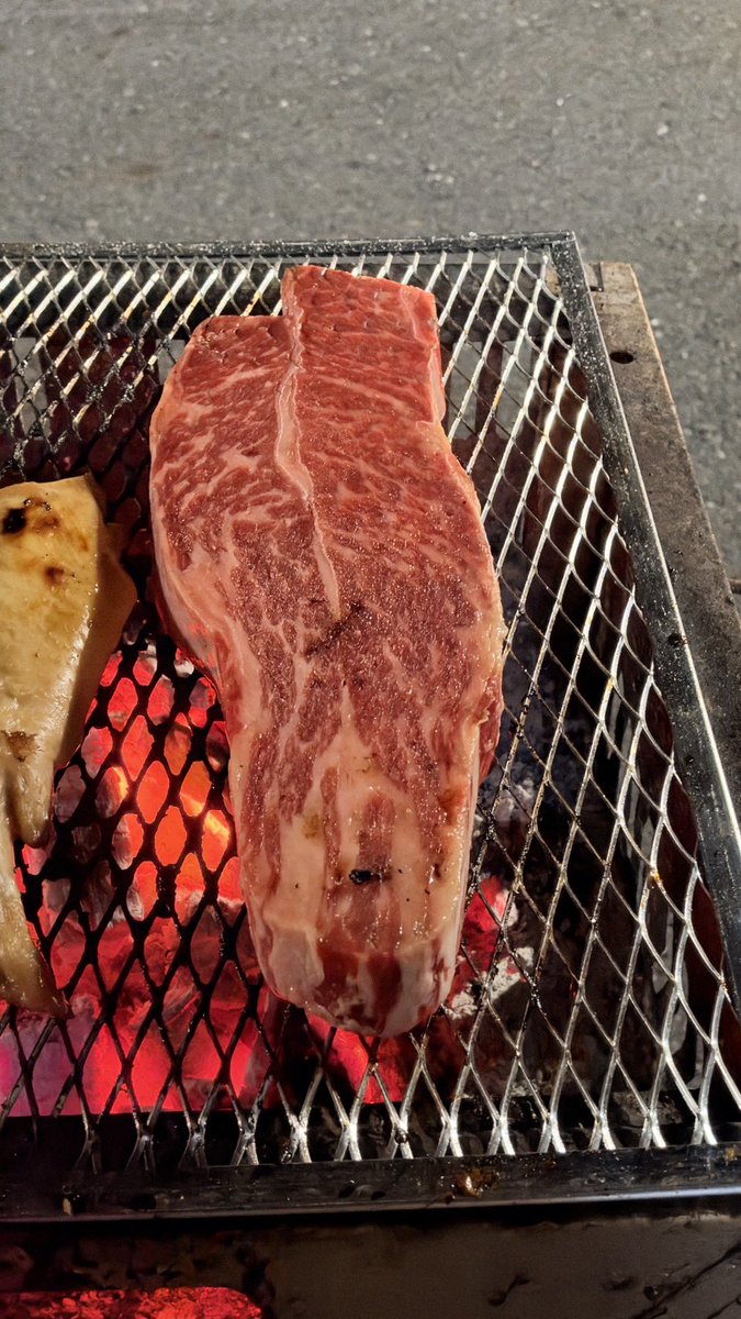 asakl2001's tweet photo. 烤肉到一半，隔壁鄰居大叔突然跑過來，醉醺醺的問我們有沒有吃牛肉，然後拿了一塊牛肉給我們。重點是，他一直在旁邊看著，只好烤給他看，我們有把他的心意接收了🤣🤣🤣🤣🤣🤣🤣 https://t.co/DCHiKH2tcr