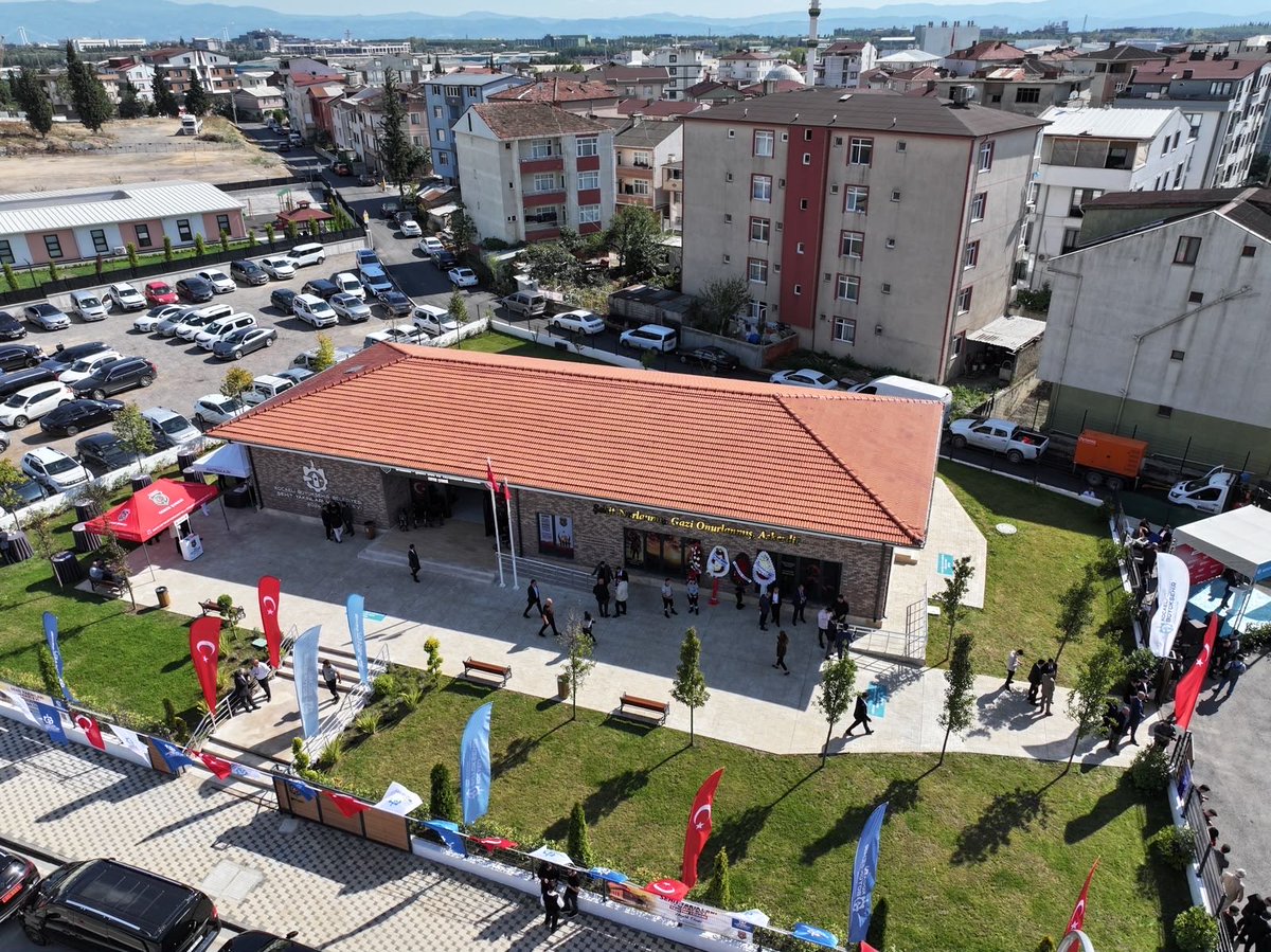 tahirbuyukakin's tweet photo. Aziz şehitlerimizin emanetleri ve kahraman gazilerimiz için ne yapsak az…

Gebze’de hayata geçirdiğimiz Şehit Yakınları ve Gazi Evi’nin tanıtımını gerçekleştirdik. Burası yapılan fedakârlıkların elbette karşılığı değil; şehit ailelerimize ve gazilerimize duyduğumuz minnetin, vefanın mütevazı bir nişanesi.

İnşallah bu çatı; şehit ailelerimizin ve gazilerimizin bir araya geldiği, dayanışmanın güçlendiği, şehitlik ve gazilik şuurunun genç nesillere aktarıldığı anlamlı bir buluşma noktası olacak.

Tüm aziz şehitlerimizi ve ebediyete irtihal eden gazilerimizi rahmetle yâd ediyor; hayatta olan gazilerimize sağlık ve bereketli ömürler diliyorum.

Rabbim hepsinden razı olsun. 🇹🇷