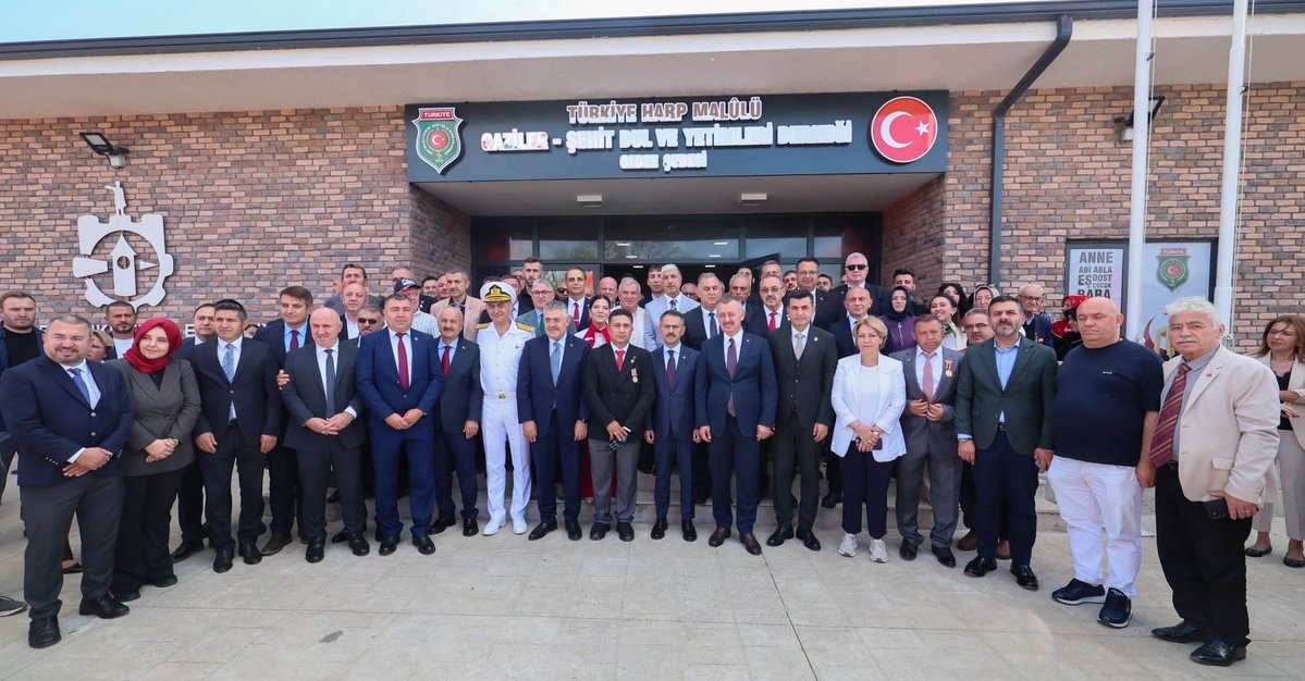 tahirbuyukakin's tweet photo. Aziz şehitlerimizin emanetleri ve kahraman gazilerimiz için ne yapsak az…

Gebze’de hayata geçirdiğimiz Şehit Yakınları ve Gazi Evi’nin tanıtımını gerçekleştirdik. Burası yapılan fedakârlıkların elbette karşılığı değil; şehit ailelerimize ve gazilerimize duyduğumuz minnetin, vefanın mütevazı bir nişanesi.

İnşallah bu çatı; şehit ailelerimizin ve gazilerimizin bir araya geldiği, dayanışmanın güçlendiği, şehitlik ve gazilik şuurunun genç nesillere aktarıldığı anlamlı bir buluşma noktası olacak.

Tüm aziz şehitlerimizi ve ebediyete irtihal eden gazilerimizi rahmetle yâd ediyor; hayatta olan gazilerimize sağlık ve bereketli ömürler diliyorum.

Rabbim hepsinden razı olsun. 🇹🇷