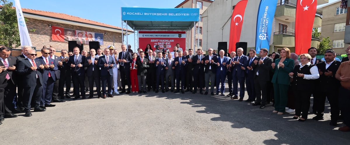 tahirbuyukakin's tweet photo. Aziz şehitlerimizin emanetleri ve kahraman gazilerimiz için ne yapsak az…

Gebze’de hayata geçirdiğimiz Şehit Yakınları ve Gazi Evi’nin tanıtımını gerçekleştirdik. Burası yapılan fedakârlıkların elbette karşılığı değil; şehit ailelerimize ve gazilerimize duyduğumuz minnetin, vefanın mütevazı bir nişanesi.

İnşallah bu çatı; şehit ailelerimizin ve gazilerimizin bir araya geldiği, dayanışmanın güçlendiği, şehitlik ve gazilik şuurunun genç nesillere aktarıldığı anlamlı bir buluşma noktası olacak.

Tüm aziz şehitlerimizi ve ebediyete irtihal eden gazilerimizi rahmetle yâd ediyor; hayatta olan gazilerimize sağlık ve bereketli ömürler diliyorum.

Rabbim hepsinden razı olsun. 🇹🇷