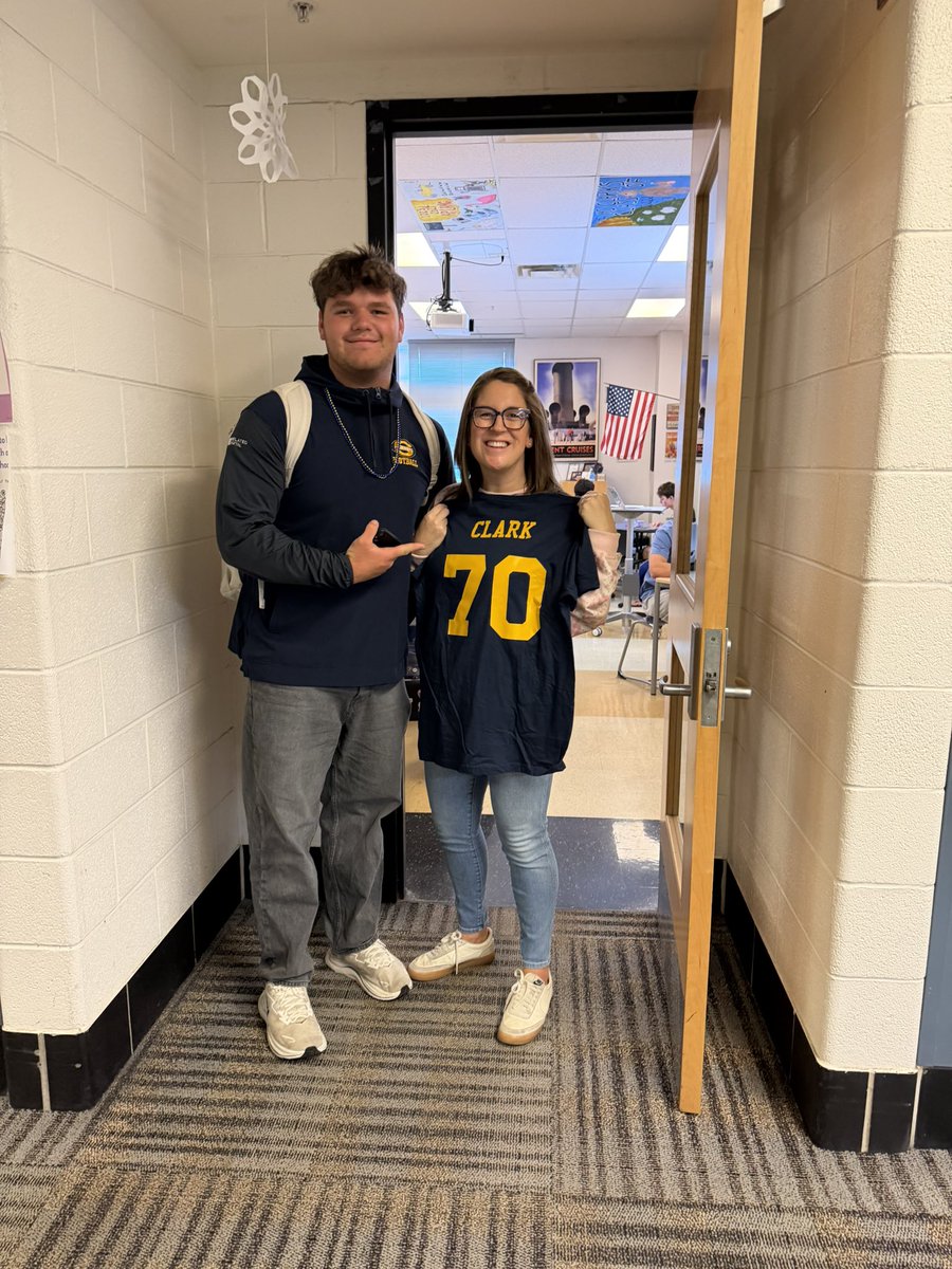 SalineFootball's tweet photo. Thank you to our teachers that make a DIFFERENCE and IMPACT our players in the classroom
#OurTime | #GoHornets https://t.co/9DSMFxZCeN