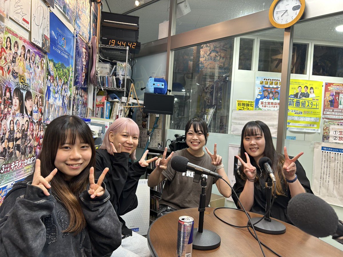 fre_fla's tweet photo. ／
📻明日18:00放送！
＼

静岡・沼津コーストFM  76.7MHz
「夕夏音楽アカデミーSUNSET RADIO」
2026年9月26日(土) 18:00~19:00
メンバー４人全員で出演！！

インターネット配信あり
▶ https://t.co/xkGyccNqjj
(サイマルラジオで全国どこからでもリアルタイムで視聴できます)

アーカイブはYouTubeにて(映像もあるよ！)
▶ https://t.co/mTENuj3x2V

#ふれふら #ラジオ #ロックバンド #静岡 #沼津 #コーストFM