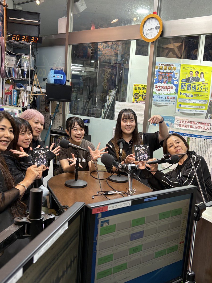 fre_fla's tweet photo. ／
📻明日18:00放送！
＼

静岡・沼津コーストFM  76.7MHz
「夕夏音楽アカデミーSUNSET RADIO」
2026年9月26日(土) 18:00~19:00
メンバー４人全員で出演！！

インターネット配信あり
▶ https://t.co/xkGyccNqjj
(サイマルラジオで全国どこからでもリアルタイムで視聴できます)

アーカイブはYouTubeにて(映像もあるよ！)
▶ https://t.co/mTENuj3x2V

#ふれふら #ラジオ #ロックバンド #静岡 #沼津 #コーストFM