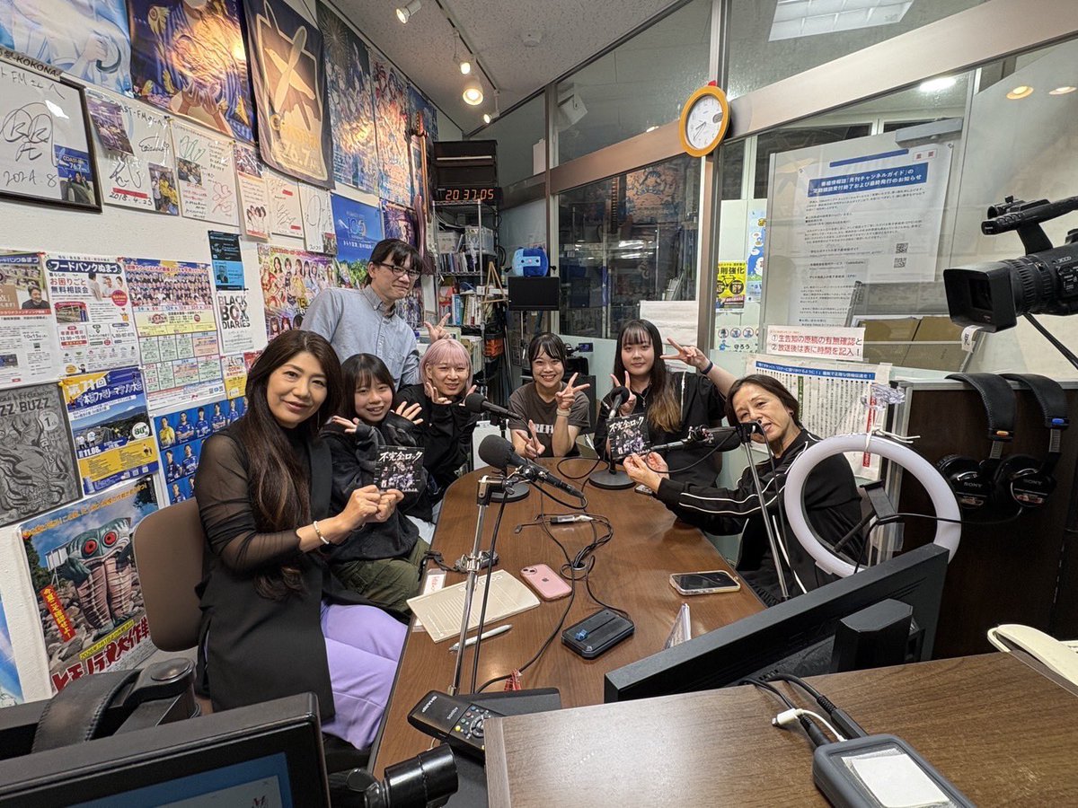 fre_fla's tweet photo. ／
📻明日18:00放送！
＼

静岡・沼津コーストFM  76.7MHz
「夕夏音楽アカデミーSUNSET RADIO」
2026年9月26日(土) 18:00~19:00
メンバー４人全員で出演！！

インターネット配信あり
▶ https://t.co/xkGyccNqjj
(サイマルラジオで全国どこからでもリアルタイムで視聴できます)

アーカイブはYouTubeにて(映像もあるよ！)
▶ https://t.co/mTENuj3x2V

#ふれふら #ラジオ #ロックバンド #静岡 #沼津 #コーストFM
