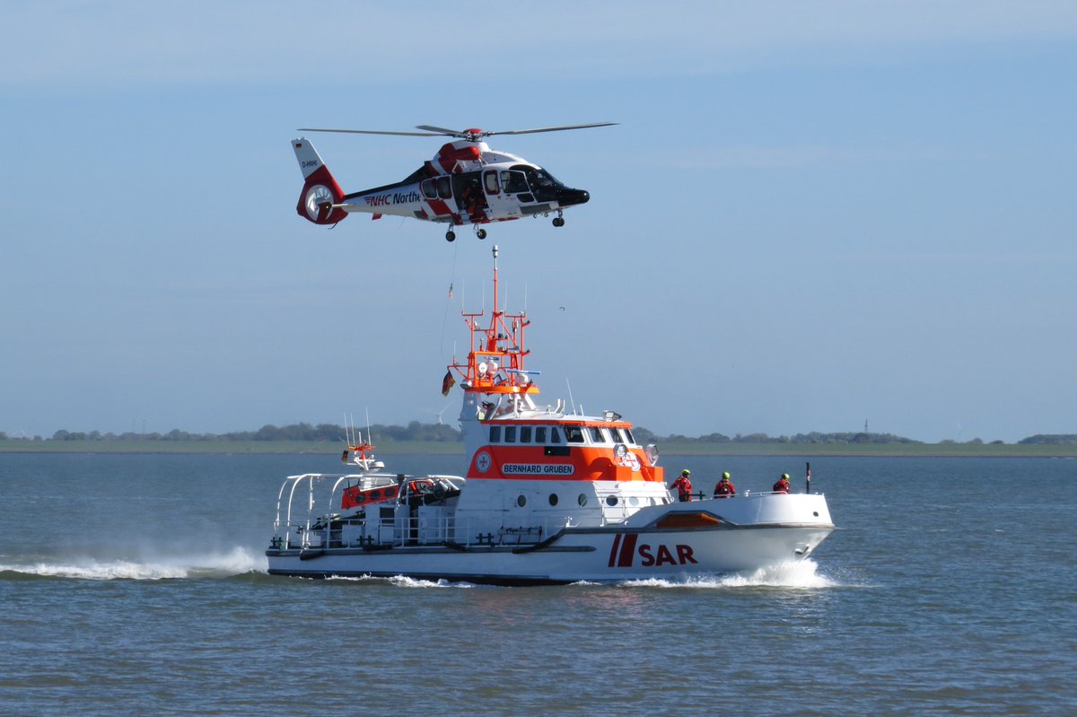 Der_Tee_Trinker's tweet photo. WinchEx des Seenotrettungskreuzers  BERNHARD GRUBEN (Hooksiel) zusammen mit dem Seenotrettungsboot  PETER HABIG (Wilhelmshaven) ,it einem Helikopter von Northern Helicopter. https://t.co/qffOKLYTSQ