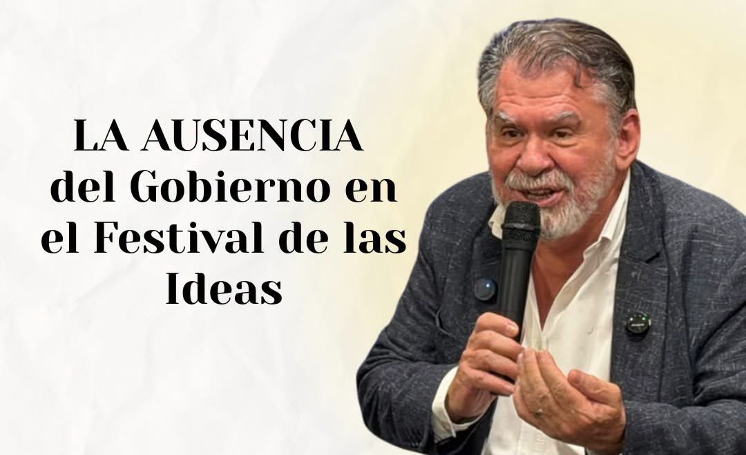 LeonVaLenciaA's tweet photo. La ausencia del Gobierno en el Festival de las Ideas

El VI Festival de las Ideas llegó a Villa de Leyva el fin de semana pasado con una premisa ambiciosa: llevar a ocho de los ministros de Abelardo De la Espriella para hablar de cómo piensan reconstruir, repensar y reimaginar el país. Se esperaban cerca de 400 personas, pero llegaron más de 600 y fue necesario habilitar un espacio alterno para quienes ya no cabían. Pero el Gobierno no llegó, y los ocho ministros que habían confirmado su participación cancelaron su asistencia. Tampoco estuvo el presidente.

Hay ausencias que son apenas una silla vacía y hay otras que terminan diciendo más que cualquier discurso. Esta ausencia dejó de ser un problema de agenda para convertirse en una pregunta política: ¿qué pasa con las ideas cuando quienes tienen el poder de convertirlas en decisiones no llegan a la conversación?

Allí estaban empresarios, académicos, periodistas, dirigentes políticos, organismos internacionales y las cabezas de las altas cortes. Había diferencias y había preguntas. Había, sobre todo, un país tratando de escucharse. Por eso, las ocho sillas vacías importan. No porque un ministro tenga que asistir a cada foro al que es invitado, sino porque no faltaron solamente ocho intervenciones: faltaron ocho posibilidades de conversación.

Y entonces llegó la voz del Chocó. La gobernadora Nubia Carolina Córdoba cerró el Festival llevando hasta Villa de Leyva una realidad imposible de resolver desde la abstracción: el terremoto dejó alrededor de 32.000 viviendas afectadas en un departamento que ya cargaba enormes brechas históricas. Pero Córdoba no pidió simplemente reconstruir lo perdido. Planteó algo mucho más profundo: no se puede reconstruir el Chocó para devolverlo exactamente al lugar donde estaba antes del terremoto. Hay que reconstruir mejor, generar empleo, atraer inversión, fortalecer infraestructura y convertir la tragedia en una posibilidad de transformación.

No sale solo el Chocó de una tragedia que destruyó viviendas y proyectos de vida. No salen solas las regiones de las brechas que Colombia lleva décadas aplazando. Y tampoco puede un Gobierno construir Colombia conversando únicamente consigo mismo. Gobernar es entender que el otro hace falta.

Mientras terminaba el Festival, empezó a arder el cerro San Marcos. El fuego avanzó sobre la montaña y terminó afectando cientos de hectáreas. Porque frente al fuego nadie pregunta quién piensa como quién. Se necesitan bomberos, autoridades, habitantes, voluntarios, conocimiento, agua, coordinación. Pero, sobre todo, se necesita que llegue.

Las ideas estaban en Villa de Leyva. Más de 600 personas llegaron a buscarlas. Una gobernadora llevó hasta allí la urgencia de un territorio que necesita al resto del país. Afuera, una montaña comenzaba a arder.

Y quedaron ocho sillas vacías.

Porque quizás gobernar también sea eso: llegar, sentarse y escuchar antes de que aquello que compartimos empiece a arder.

#LaAusenciaDelGobierno #FestivalDeLasIdeas #VillaDeLeyva #Democracia #Diálogo #Conversación #IdeasQueTransforman #Colombia #Gobierno #ColumnaDeOpinión #LeonValencia