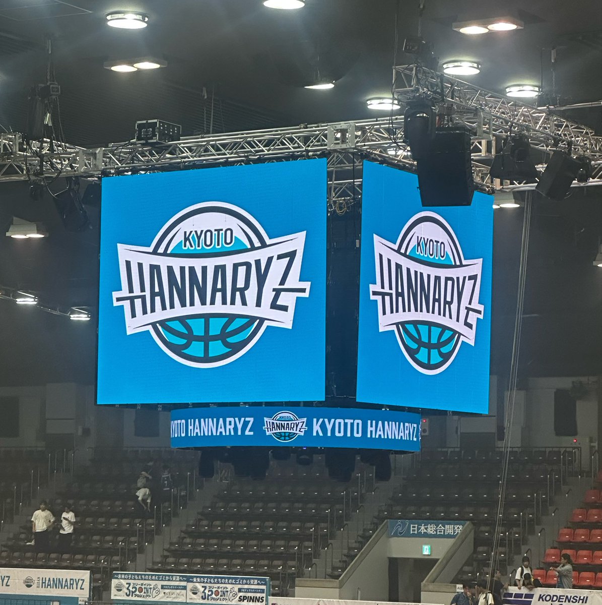 sanga_93's tweet photo. 今日はハンナリーズ開幕戦でした！
ラスト3秒で逆転の劇的勝利🙌
すごい試合でした。
めちゃくちゃ盛り上がった！
その流れからの
10-FEETライブ！
楽しくないわけないやないか🥰
書き下ろしの新曲も聴けた😺🔥👏
あと演出がすごいレベルアップしてた✨
アリーナが楽しみ✨
#京都ハンナリーズ
#10FEET https://t.co/BV7PZHojPH