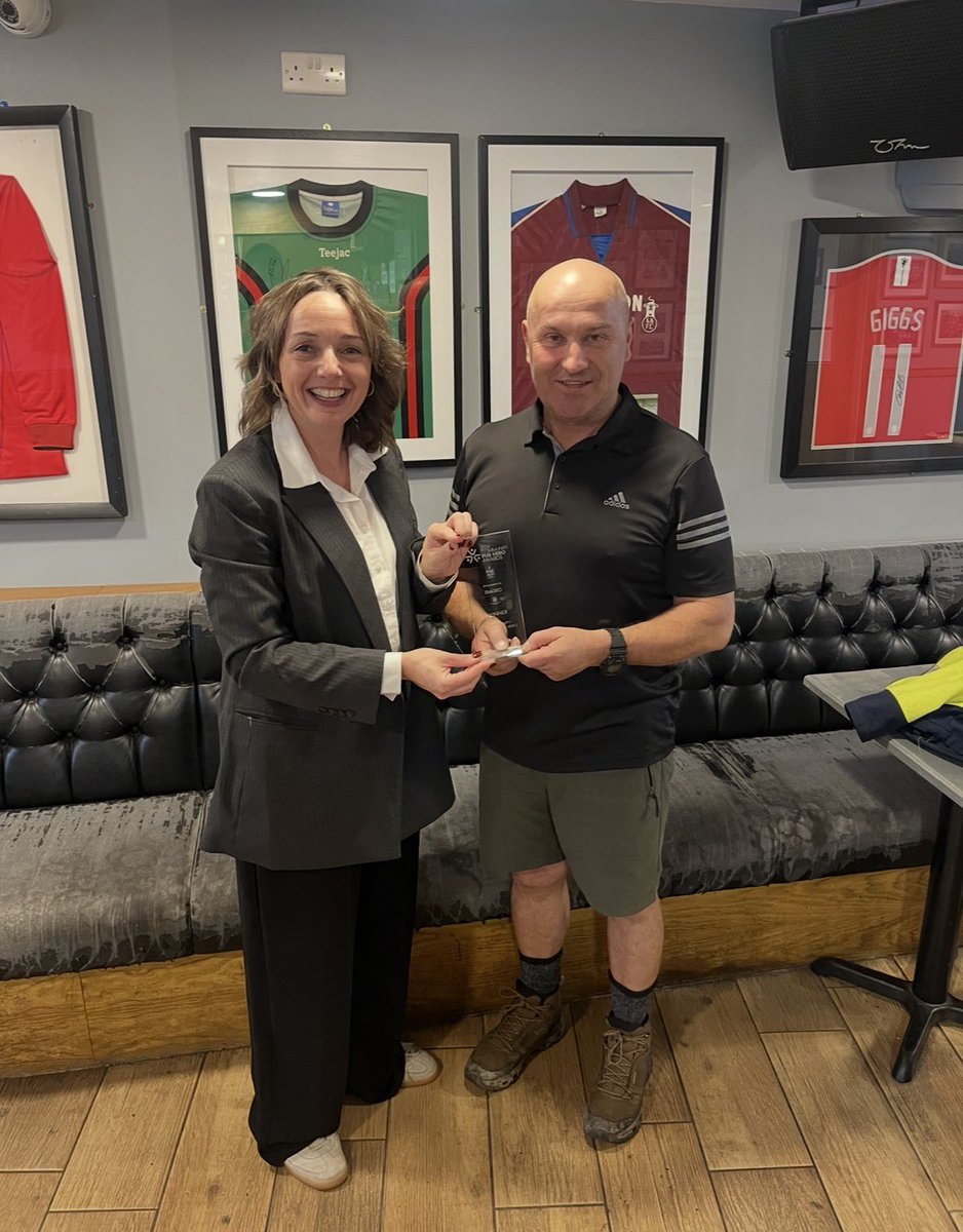 pubaid's tweet photo. A special moment at the Bull Inn Llanerchymedd as @llinos_medi presents the Community Fundraising Hero award to the team at the Bull Inn Llanerchymedd. 🏆 https://t.co/ZN6RXe9Ayw