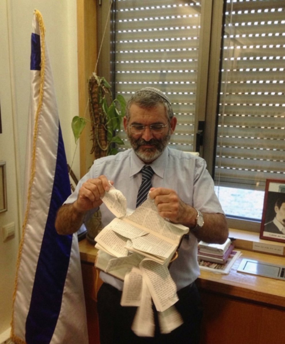 jamesSteve66776's tweet photo. @ImpactMediaFR Pourquoi ce ministre Israelien Michael Ben-Ari fondateur du parti "Itamar " est en train de dechirer notre Bible 🥹!!! https://t.co/YX1PY5UKQC
