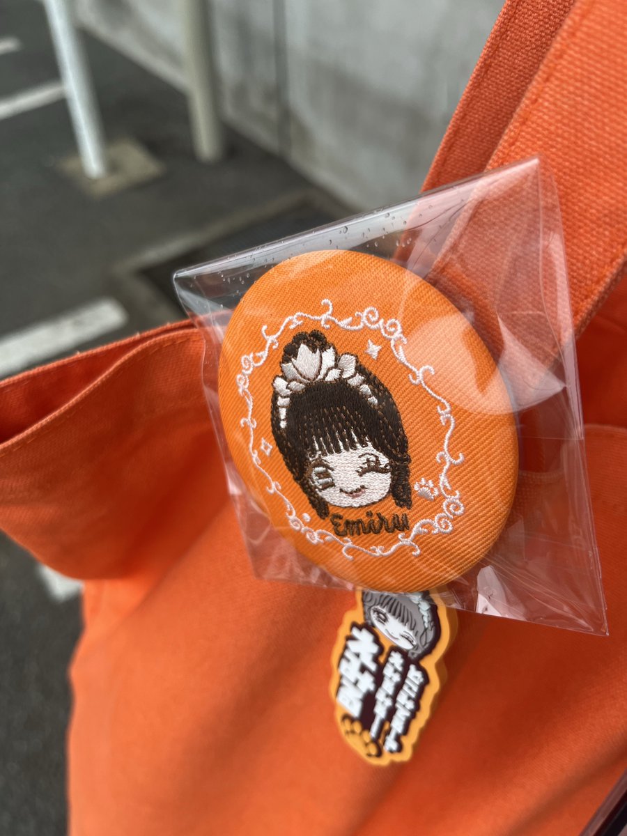 CSaporo's tweet photo. バッジカバー自作しているんですけど、市販で売っているおすすめのバッジカバーあったら教えていただきたいです！！ https://t.co/BAByh0ahjY