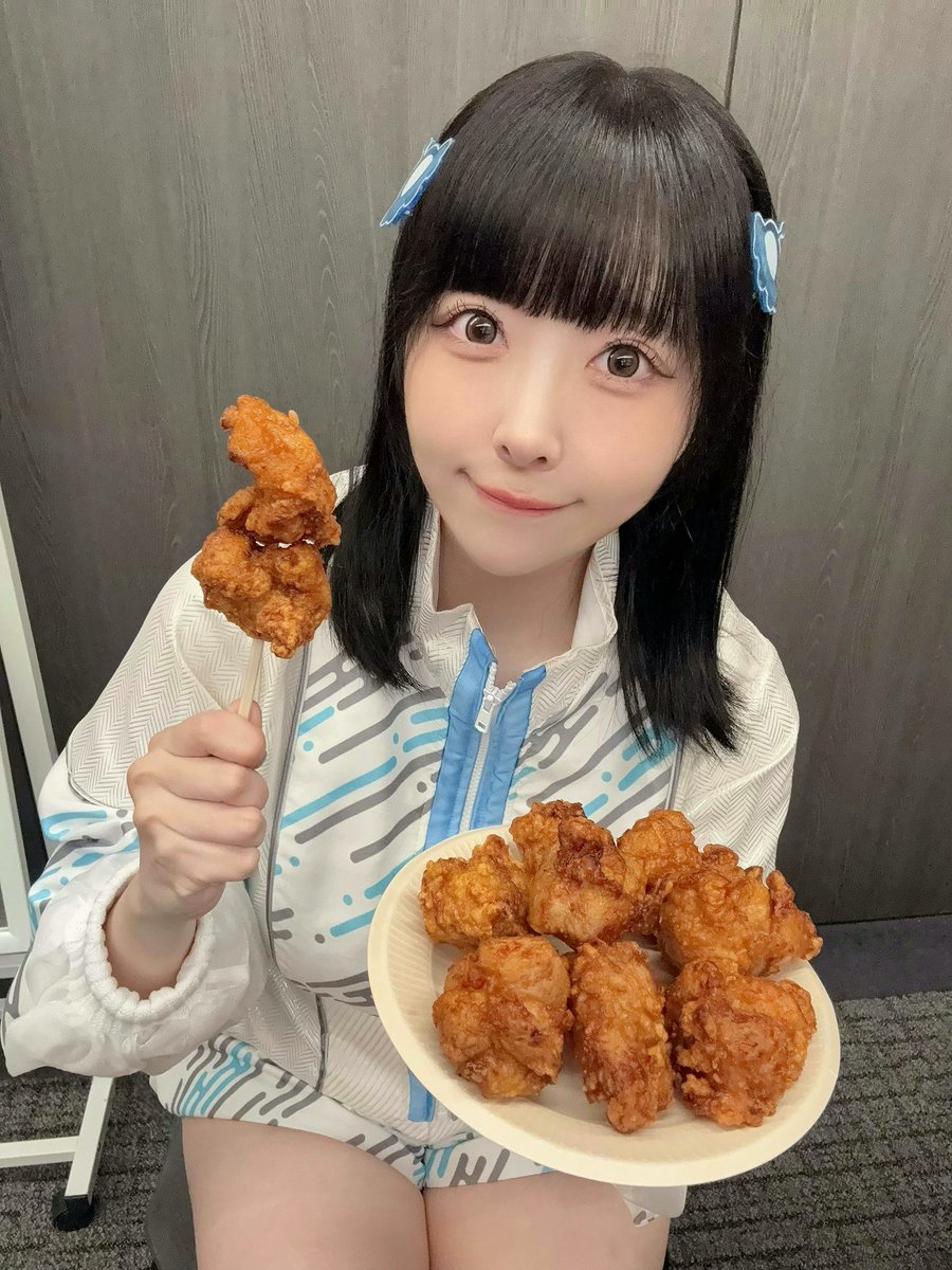 ritsu_yumemita's tweet photo. 唐揚げ、食べる？ https://t.co/SvVHnQNM2X