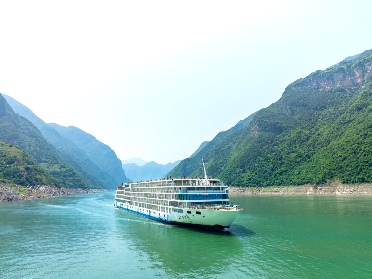 CenturyCruises's tweet photo. π’ Unpack once and experience China's rich culture from the comfort of a luxury vessel.
#YangtzeCruise #RiverCruiseExperience #LuxuryTravel #ChinaExplorer #CruiseJourney #TravelQuestion #VacationGoals #TravelInspo #CruiseLife #Wanderlust https://t.co/j9QRZyCKN8