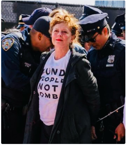 Moonlightshad1's tweet photo. La dignità in un'immagine.
#SusanSarandon https://t.co/n6I5JRyphk