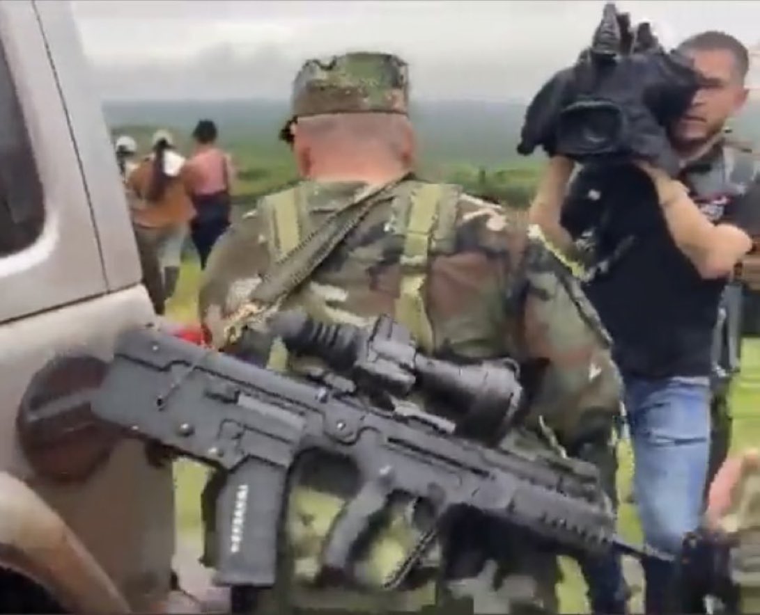CarlosSolerPa's tweet photo. 🚨🇨🇴Ya le pidieron salvoconducto a Iván “Mordisco” para este mega fusil con mira térmica de precisión, calibre 5,56 ? O solo les incomoda la pistola del presidente “que No se note , la doble moral” y el corazón zurdo/ Terrorista de algunos, eso sí son les incomodó ? Tienen huevo de verdad , deberían de revisarse los poseen las “ideologías” y el odio
