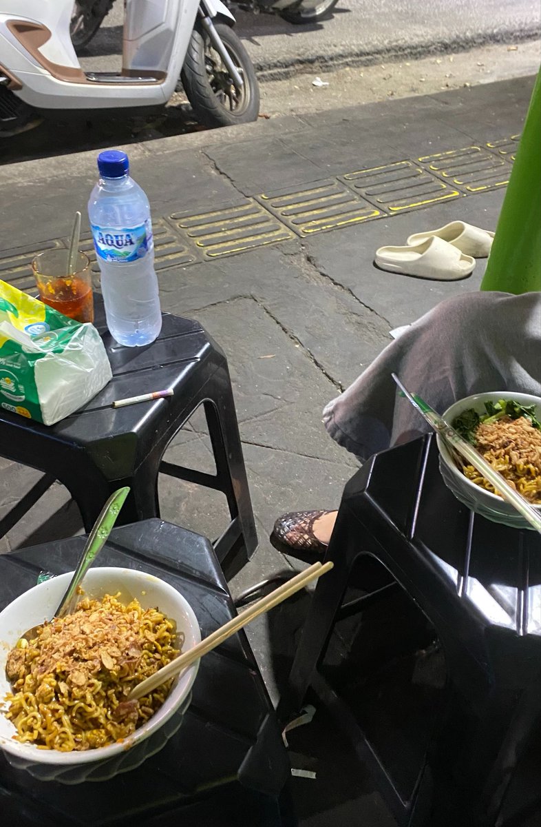 udutn's tweet photo. mie tektek depan mekdi🫶 https://t.co/JM5KfEFxZc