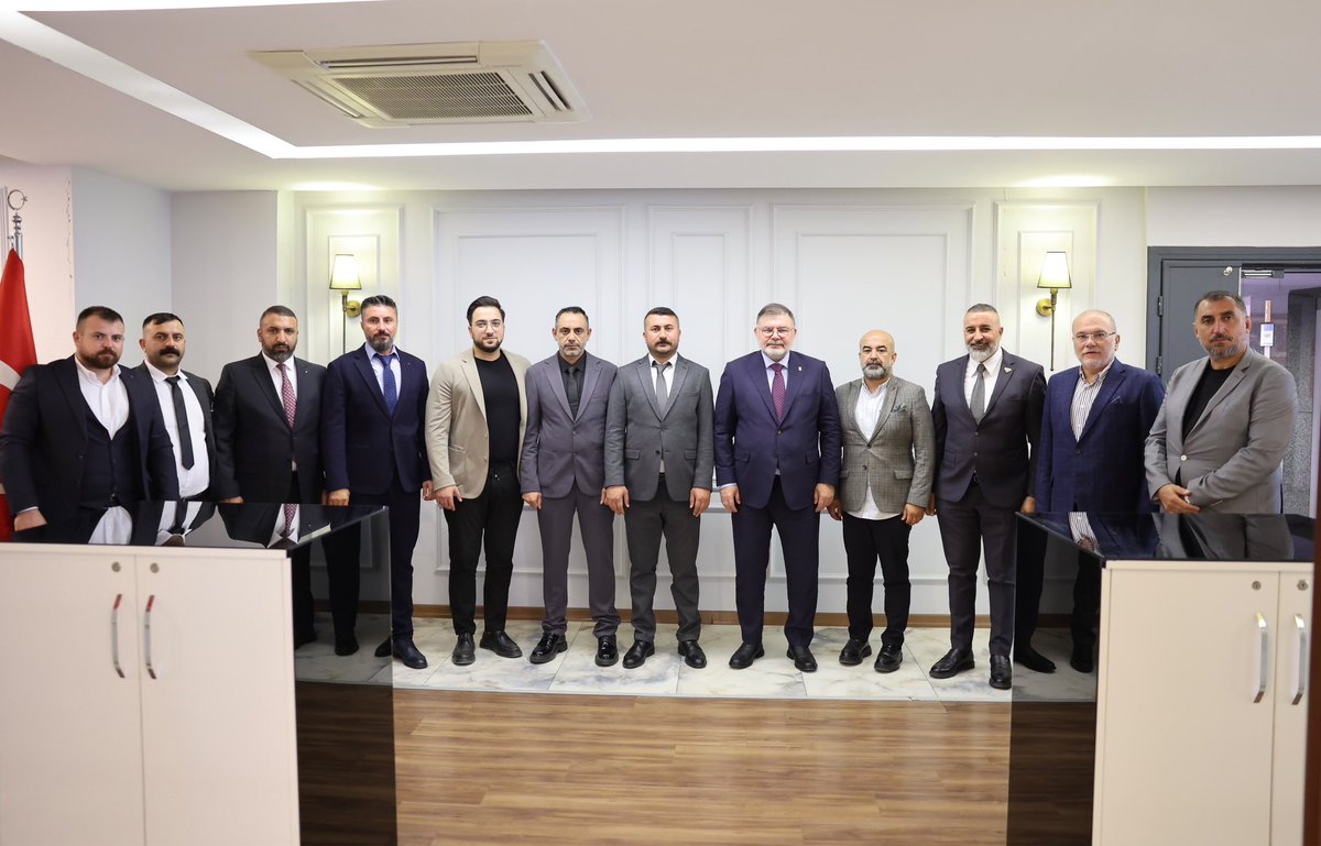 Bilalsaygili's tweet photo. Ege Celaliler Federasyonu Başkanı Sn. Musa Demirhan ve federasyonun kıymetli temsilcilerini İl Başkanlığımızda ağırladık.

Birlik, beraberlik ve dayanışma kültürümüzü güçlendiren sivil toplum kuruluşlarımızla İzmir’imiz için ortak akıl ve gönül birliği içerisinde çalışmaya devam edeceğiz.

Nazik ziyaretleri ve kıymetli sohbetleri için kendilerine teşekkür ediyorum.