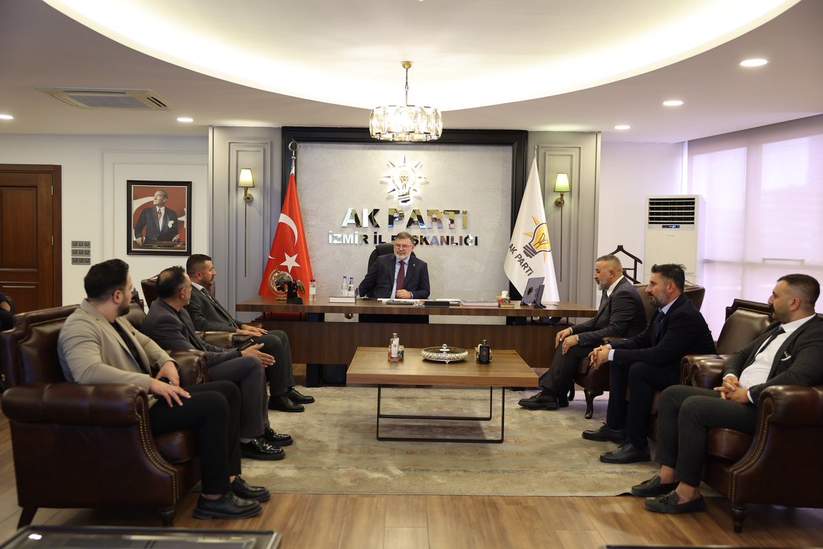 Bilalsaygili's tweet photo. Ege Celaliler Federasyonu Başkanı Sn. Musa Demirhan ve federasyonun kıymetli temsilcilerini İl Başkanlığımızda ağırladık.

Birlik, beraberlik ve dayanışma kültürümüzü güçlendiren sivil toplum kuruluşlarımızla İzmir’imiz için ortak akıl ve gönül birliği içerisinde çalışmaya devam edeceğiz.

Nazik ziyaretleri ve kıymetli sohbetleri için kendilerine teşekkür ediyorum.