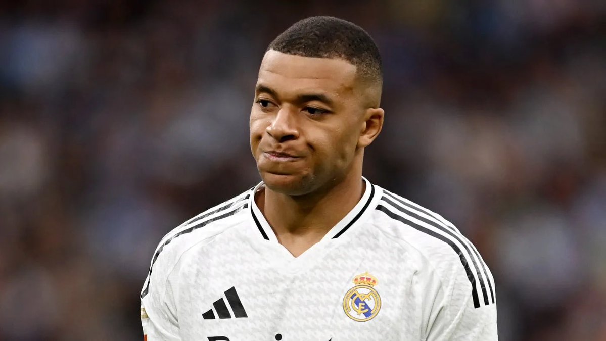AndreiDubois's tweet photo. Real Madrid ha quedado completamente al expuesto frente a todo el mundo y ya nadie se traga el cuento barato de su supuesta grandeza. Se les cayó la máscara y salió a la luz la verdadera realidad de un club mediocre que toda la vida ha necesitado la ayuda vergonzosa de los arbitrajes para maquillar sus carencias en la cancha. Sin el silbato amigo que los rescate, este equipo mediocre se arrastra como lo que siempre ha sido, una mentira inflada que no sabe competir si no le regalan los partidos.
