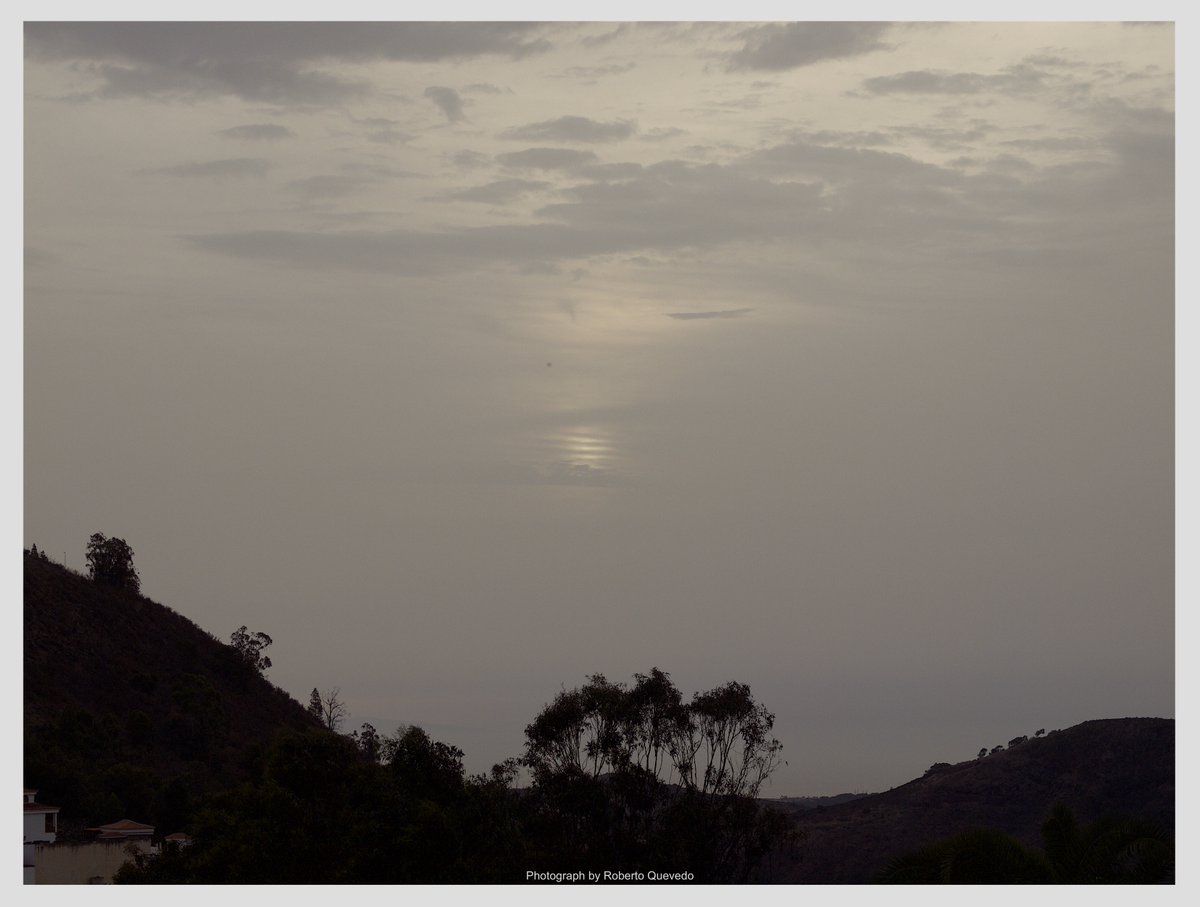 RobertoQueved10's tweet photo. Asombroso. Parece la Luna pero es el Sol al amanecer hoy y, además, como si nos mirara a través de unas persianas. Buscad música para 18 músicos de Steve Reich y verán qué conjunto. Como si fuera un momento Moebius... (si ves con móvil amplía el centro). https://t.co/WDHP09d2Vm