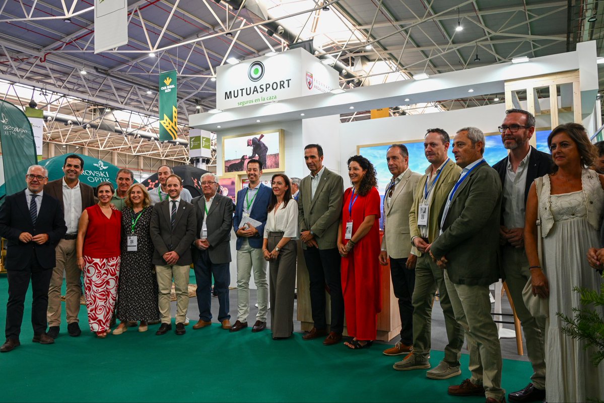 Fina_MartinezG's tweet photo. Inauguramos en Jaén la XVIII edición de Ibercaza, una cita que refleja la importancia de la actividad cinegética en Andalucía.

La caza genera 1.748 M€ de PIB y 32.943 empleos en nuestra comunidad. Trabajamos con el sector para avanzar hacia una práctica sostenible y ordenada. https://t.co/AILOcDuoiN