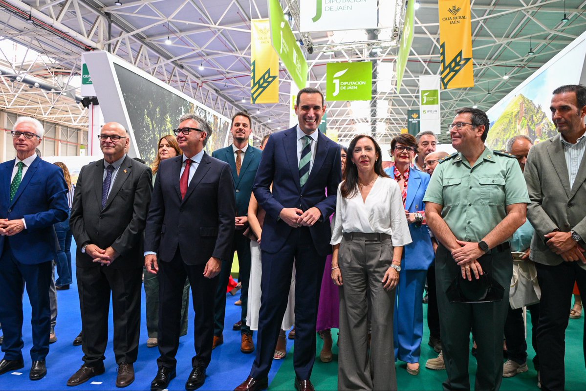 Fina_MartinezG's tweet photo. Inauguramos en Jaén la XVIII edición de Ibercaza, una cita que refleja la importancia de la actividad cinegética en Andalucía.

La caza genera 1.748 M€ de PIB y 32.943 empleos en nuestra comunidad. Trabajamos con el sector para avanzar hacia una práctica sostenible y ordenada. https://t.co/AILOcDuoiN