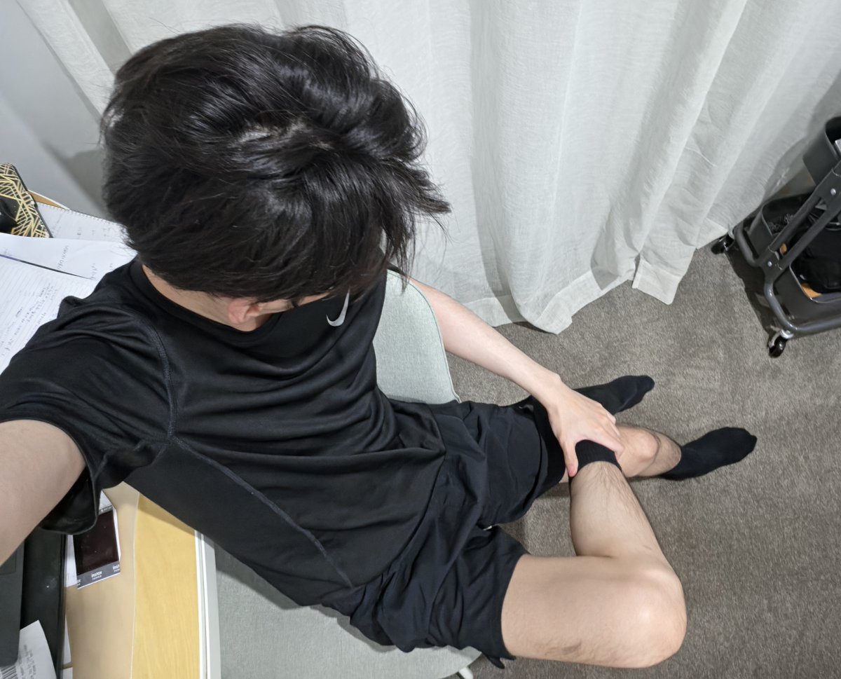 HuaNeiRen's tweet photo. 中秋节快乐

小狗就应该在主人脚下，把脸埋进主人湿汗的袜子里。一边大口呼吸，一边学狗叫摇尾巴讨好主人。

#1s #黑袜 #主人 #墨尔本 https://t.co/fnOlDLUuxn