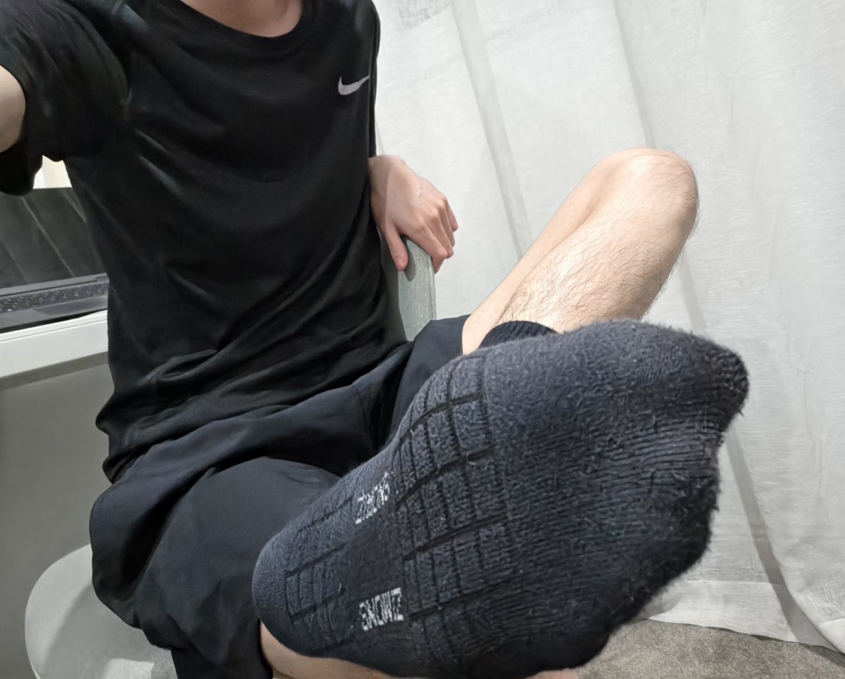 HuaNeiRen's tweet photo. 中秋节快乐

小狗就应该在主人脚下，把脸埋进主人湿汗的袜子里。一边大口呼吸，一边学狗叫摇尾巴讨好主人。

#1s #黑袜 #主人 #墨尔本 https://t.co/fnOlDLUuxn