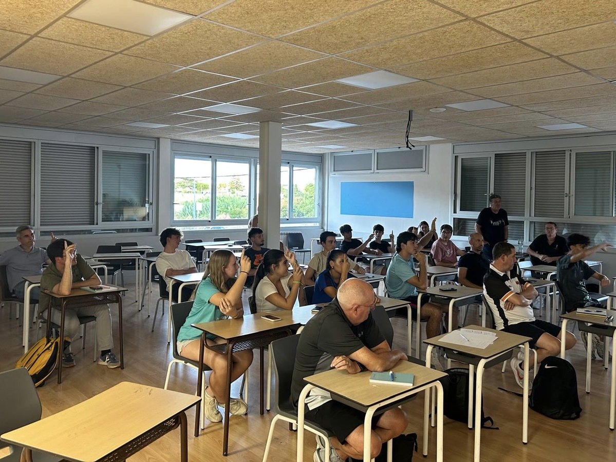 basquetsalle's tweet photo. FORMACIÓ 📚

Fa uns dies els nostres entrenadors van assistir al taller “Com detectem el malestar emocional dins l’equip?”, una formació organitzada pel Programa Ocell de Foc.

#SomSalle https://t.co/ucNEpO8BfJ