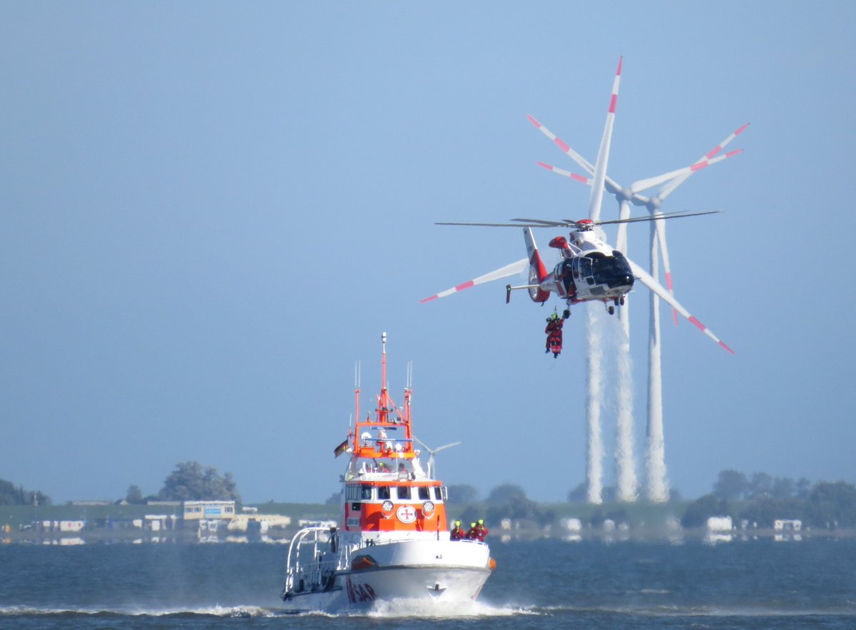 Der_Tee_Trinker's tweet photo. WinchEx des Seenotrettungskreuzers  BERNHARD GRUBEN (Hooksiel) zusammen mit dem Seenotrettungsboot  PETER HABIG (Wilhelmshaven) ,it einem Helikopter von Northern Helicopter. https://t.co/qffOKLYTSQ