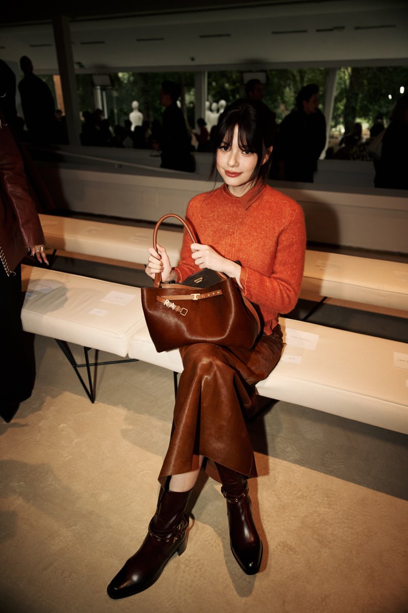 mintmag_th's tweet photo. จี๊ดมาก! ส่งภาพ 'เบ็คกี้ รีเบคก้า' แบรนด์แอมบาสเดอร์และตัวแทน Tod's จากประเทศไทย กับลุคร่วมชมแฟชั่นโชว์ คอลเล็กชั่น Spring/Summer 2027 สัมผัสวิสัยทัศน์ “Italian Attitude” ของครีเอทีฟไดเรกเตอร์ Matteo Tamburini 💚

#Tods #TodsSS27 #BeckyxTodsSS27
#beckysangels
#MintNews https://t.co/AQOQ9tssg0