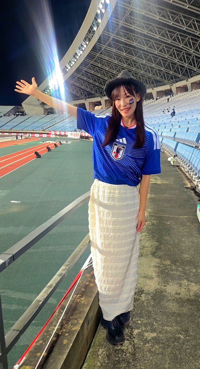 ayucibi2525's tweet photo. 昨日の余韻🇯🇵⚽️💙

宮城でSAMURAI BLUEを応援！
スタジアムの熱気と一体感、
現地観戦はやっぱり特別でした✨
そして、またひとつ叶えたい夢。
「フラッグベアラーやりたい！」🙋‍♀️🇯🇵
いつかあのピッチに立てますように⚽️✨ https://t.co/1w0lFgM9IQ