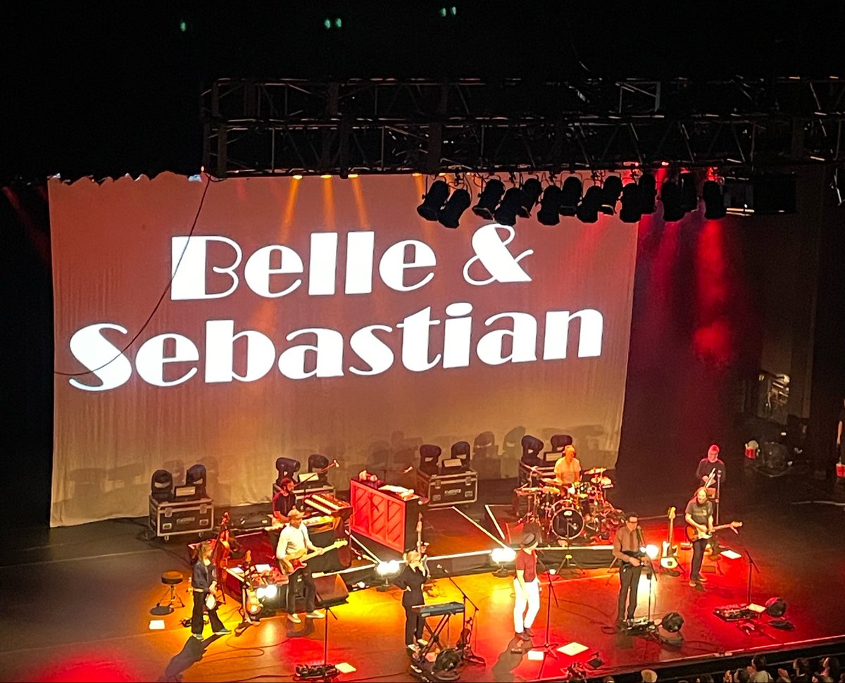 ushi_ice3's tweet photo. BELLE &amp; SEBASTIANのライブ最高だった！！スチュアートのボーカルがCDのまんまで本当に素敵で、演奏も大所帯バンドの良さがギュッと詰まってた。終始にこやかで爽やかな空気に包まれてて魂が浄化されたよ〜
次の来日も見に行きたいな。The Boy with the Arab Strapでステージ上がってみたい！ https://t.co/93iN4yGfm6