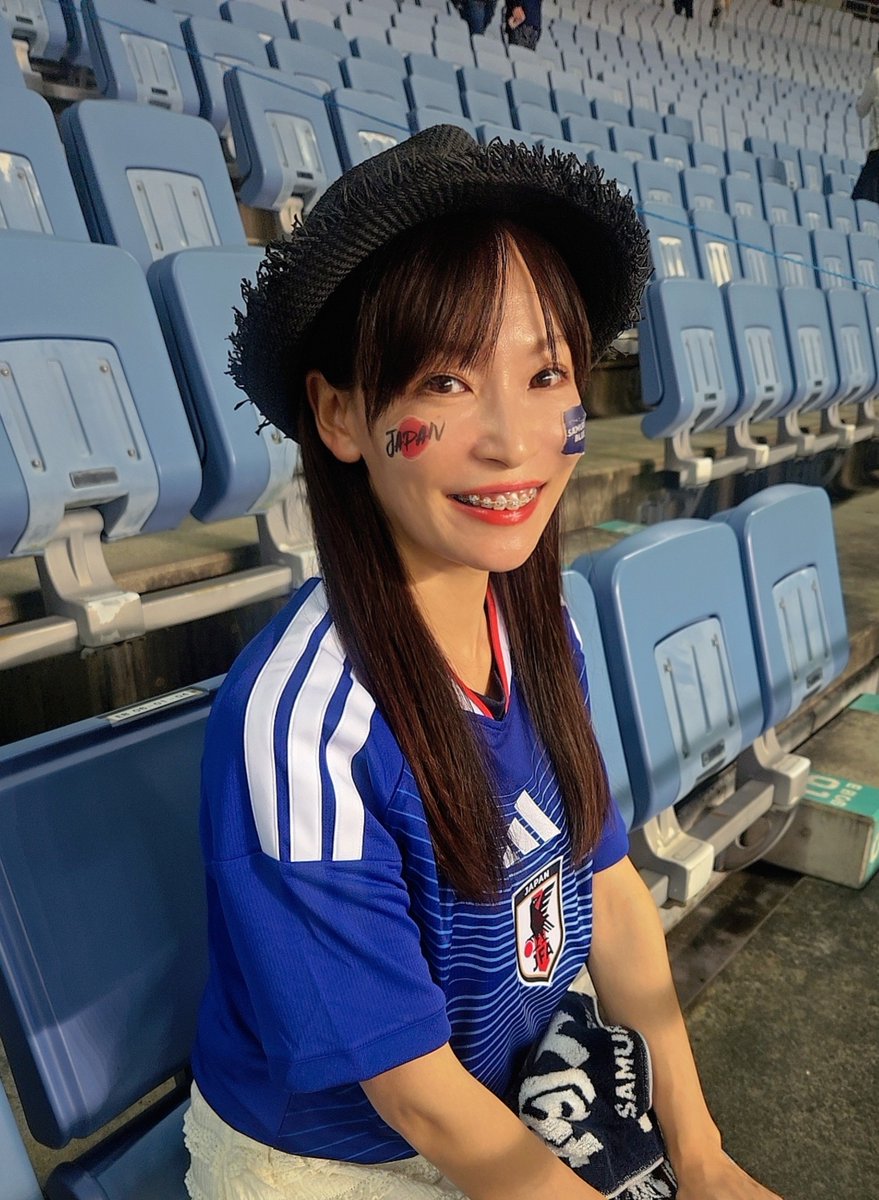 ayucibi2525's tweet photo. 昨日の余韻🇯🇵⚽️💙

宮城でSAMURAI BLUEを応援！
スタジアムの熱気と一体感、
現地観戦はやっぱり特別でした✨
そして、またひとつ叶えたい夢。
「フラッグベアラーやりたい！」🙋‍♀️🇯🇵
いつかあのピッチに立てますように⚽️✨ https://t.co/1w0lFgM9IQ