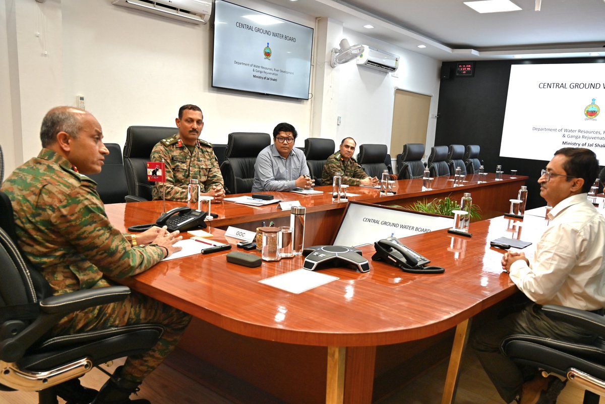 GajrajCorps_IA's tweet photo. 𝑩𝒓𝒊𝒅𝒈𝒊𝒏𝒈 𝑺𝒚𝒏𝒆𝒓𝒈𝒚. 𝑺𝒕𝒓𝒆𝒏𝒈𝒕𝒉𝒆𝒏𝒊𝒏𝒈 𝑵𝒂𝒕𝒊𝒐𝒏 Building.

#GajrajCorps engaged with Shri Sachin Kishore, Chief Postmaster General, #AssamCircle and Shri Tapan Chakraborty, #RegionalDirector, #CentralGroundWaterBoard (#NorthEastIndia) to review collaborative measures, improve operational coordination and reinforce the Military–Civil partnership on key issues of mutual interests.

#GajrajCorps ने Shri Sachin Kishore, Chief Postmaster General, #AssamCircle और Shri Tapan Chakraborty, #RegionalDirector, #CentralGroundWaterBoard (#NorthEastIndia) के साथ मिलकर सहयोगात्मक उपायों की समीक्षा की।
इस दौरान बेहतर operational coordination, आपसी हित के महत्वपूर्ण मुद्दों पर समन्वय और Military–Civil partnership को और मजबूत करने पर चर्चा की गई।

#ArunachalPradesh, #Assam  #Meghalaya #NorthEastIndia #IndianArmy #CGWB #AquiferMapping #WaterSecurity #Groundwater 
#DepartmentOfPosts #AssamCircle #CivilMilitarySynergy

@adgpi @easterncomd @PROTEZPUR @prodefgau  @cpmgassam⁠ @sachinkishore70⁠  @IndiaPostOffice⁠
@CGWB_CHQ