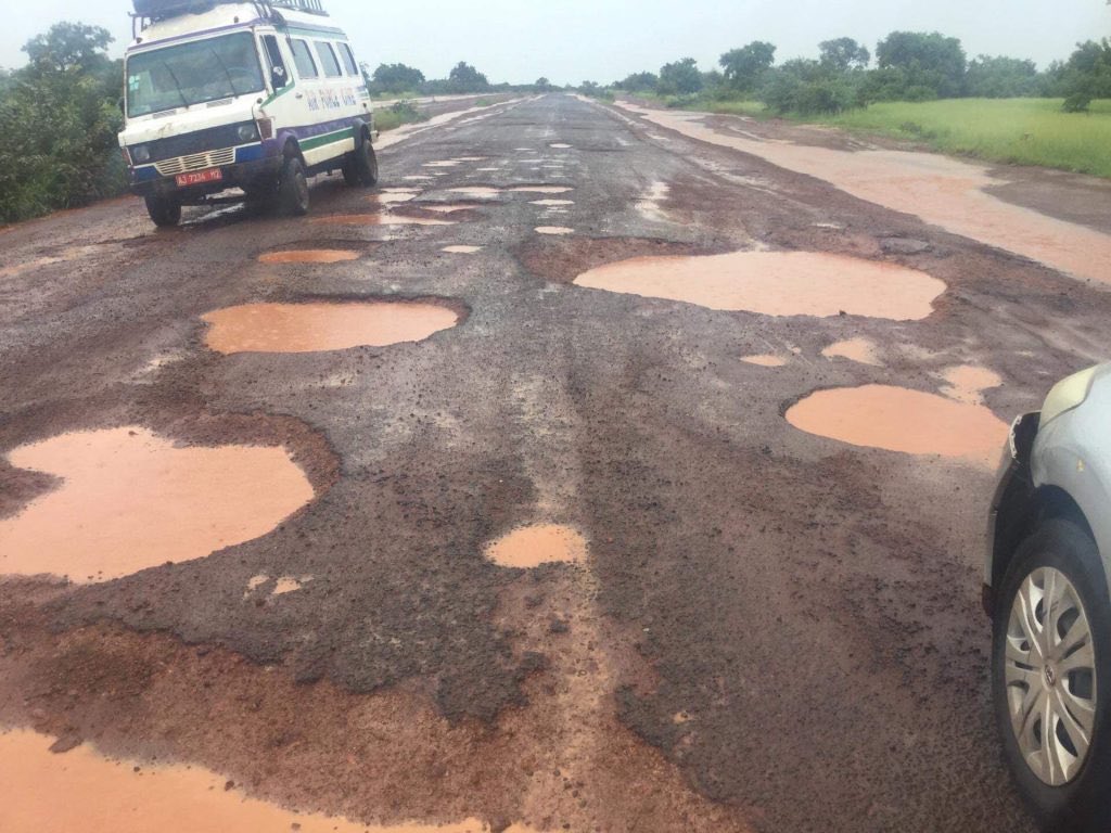 DepecheAES's tweet photo. #Mali đČđ± #rappelle @GoitaAssimi Ă quand la reprise des travaux de construction et de rĂ©habilitation de la route KayesâBamako, Mme la Ministre des Infrastructures @TransportsMali ? đČđ±
Depuis un certain temps, la circulation sur lâaxe KayesâBamako est devenue extrĂȘmement difficile. La route est fortement dĂ©gradĂ©e, avec de nombreux trous et des passages compliquĂ©s qui provoquent des blocages de bus et de vĂ©hicules.
Selon plusieurs tĂ©moignages de voyageurs, certains trajets entre Bamako et Kayes, ou dans le sens inverse, peuvent dĂ©sormais prendre deux Ă quatre jours. Ă certains endroits, des passagers seraient mĂȘme obligĂ©s de descendre des bus et de marcher pendant 20 Ă 30 minutes Ă cause de la boue et de lâĂ©tat de la chaussĂ©e.
Il est important que nos autoritĂ©s sachent que KayesâBamako, le Corridor Nord, constitue un axe essentiel pour lâapprovisionnement et lâactivitĂ© Ă©conomique du Mali. Les populations de Kayes ont, comme tous les citoyens maliens, le droit de disposer dâinfrastructures routiĂšres permettant de circuler dans des conditions dignes et sĂ©curisĂ©es.
Ce message est adressĂ© uniquement aux autoritĂ©s de la Transition, dans un esprit constructif et sans aucune volontĂ© dâoffenser qui que ce soit. Nous interpellons simplement les responsables afin que cette situation puisse ĂȘtre prise en compte et quâune solution durable soit apportĂ©e.
Je salue et jâencourage nos autoritĂ©s pour leur engagement patriotique et leur responsabilitĂ© envers le peuple malien. Continuons Ă travailler pour prĂ©server notre cohĂ©sion sociale et faire avancer le Mali dans le mĂȘme Ă©lan.
đČđ± Un Peuple â Un But â Une Foi.
La dĂ©fense de la Patrie est un devoir pour tout citoyen. @DepecheAES âđœ