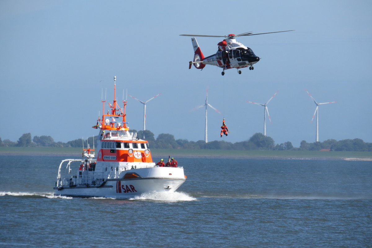 Der_Tee_Trinker's tweet photo. WinchEx des Seenotrettungskreuzers  BERNHARD GRUBEN (Hooksiel) zusammen mit dem Seenotrettungsboot  PETER HABIG (Wilhelmshaven) ,it einem Helikopter von Northern Helicopter. https://t.co/qffOKLYTSQ