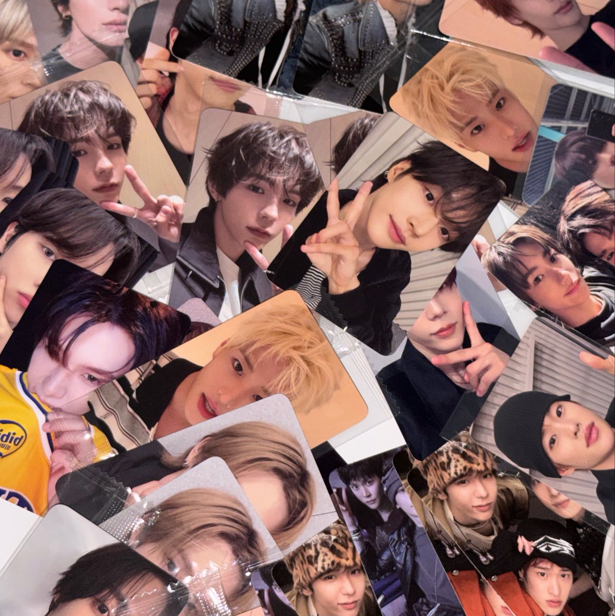Ioveisat's tweet photo. 📮 fast giveaway ⭐️
win 1 sealed riize II photobook album (random version) + 1 random riize official pc with member of your choice 🧡

how to join:
• follow this account
• like &amp; retweet this post
• indonesia only 🇮🇩

⏳ ends: september 28, 22.00 wib
🍀 good luck, briize! https://t.co/R64wOjsBll
