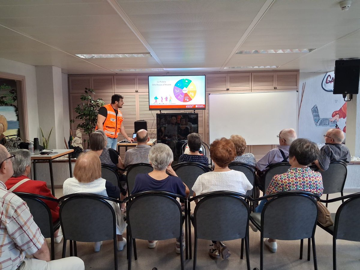 emergenciescat's tweet photo. Avui els Serveis Territorials de #ProteccioCivil a Lleida hem fet una xerrada al Casal Municipal Sènior de #Mollerussa sobre els riscos de tardor i hivern 🍂❄️
Hem explicat com preparar-nos i protegir-nos davant d'una emergència, amb una quinzena de participants. https://t.co/qzob2ZYw9e