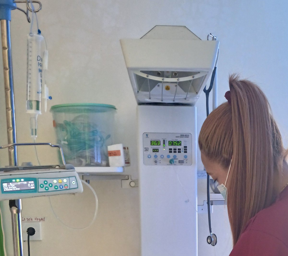 CubacooperaTlBo's tweet photo. La Dra. Rosana Barroso Esp. en Neonatología de la #BMCTL #HRMaliana con profesionalidad y empatía realiza proceder invasivo a neonato grave ,logrando estabilidad del estado de salud del mismo porque #CubaCoopera #CubaSalva https://t.co/vlE1ejsUwV