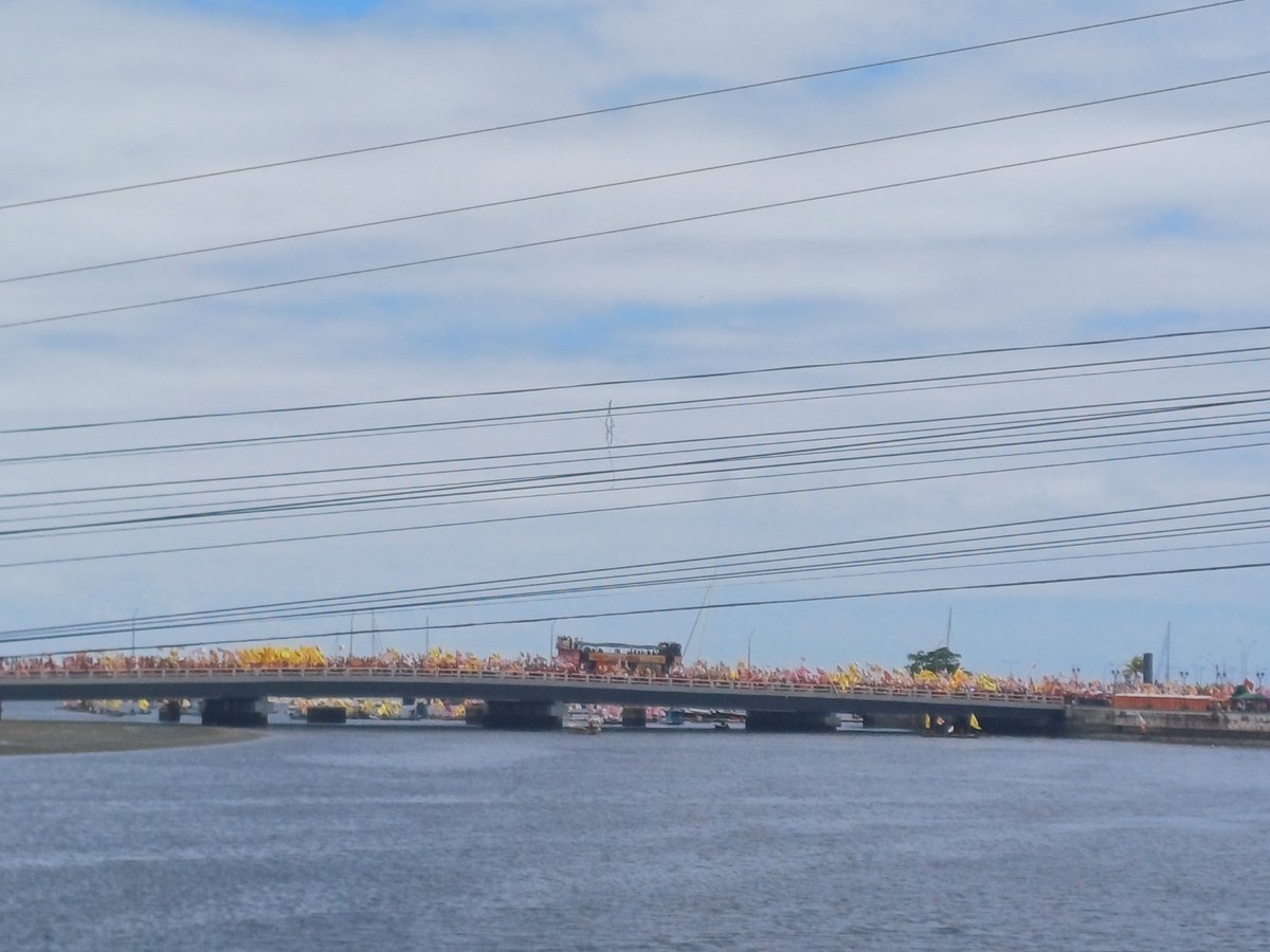 AecioPaula's tweet photo. Misericórdia. Tomou a ponte todinha. https://t.co/XoDwiy73vP