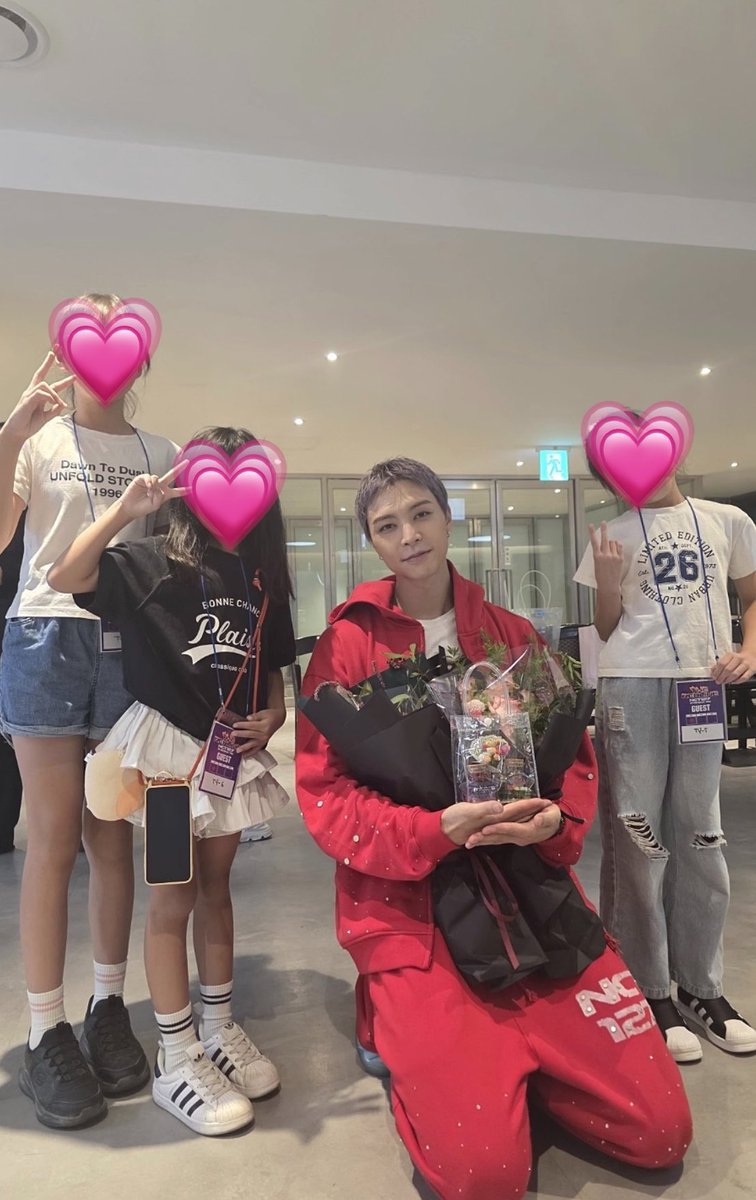 H0TCH0C0_'s tweet photo. 남자아이들은 한손에 하나씩 번쩍번쩍 들어올리고
여자아이들은 바로 무릎꿇어버리고
너무 남..편같고그러진마.. https://t.co/eLXOtyzSDm
