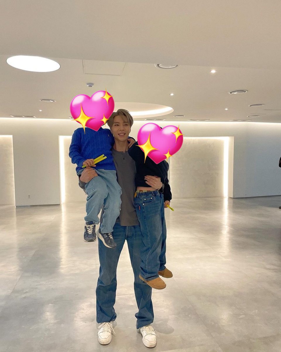 H0TCH0C0_'s tweet photo. 남자아이들은 한손에 하나씩 번쩍번쩍 들어올리고
여자아이들은 바로 무릎꿇어버리고
너무 남..편같고그러진마.. https://t.co/eLXOtyzSDm