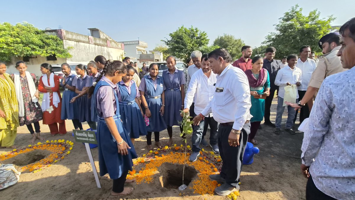 BalrajsinhMla's tweet photo. પ્રદેશ અધ્યક્ષ શ્રી Jagdish Panchal એ દહેગામ તાલુકાના કડાદરા ગામે યુવાનો સાથે સંવાદ કરી માનનીય પ્રધાનમંત્રી શ્રી Narendra Modi ની 25 વર્ષની સુશાસન યાત્રા અને વિકસિત ભારતના વિઝન પર ચર્ચા કરી. વૃક્ષારોપણ કરવામાં આવ્યું

#SevaSankalpAbhiyan https://t.co/dPrTJOHR9f